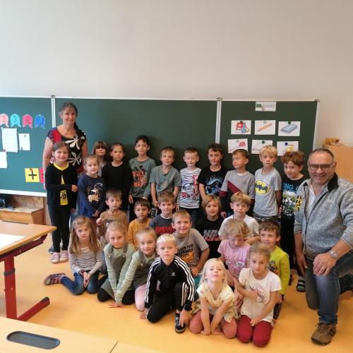 Foto der ersten Klasse mit dem Bürgermeister