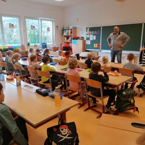 1. Klasse mit Frau Direktorin Mader und Herrn Bürgermeister Köck