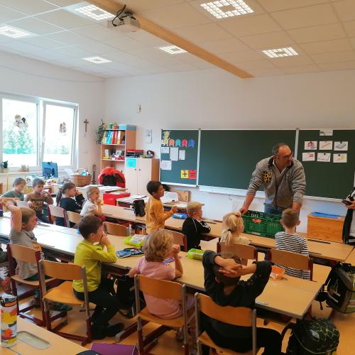 Herr Bürgermeister Köck brachte der gesamten Klasse Äpfel mit