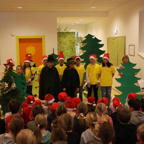Foto der 4. Klasse beim Weihnachtsspiel