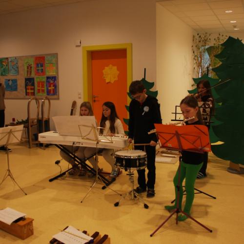 Foto der 4. Klasse beim Musizieren