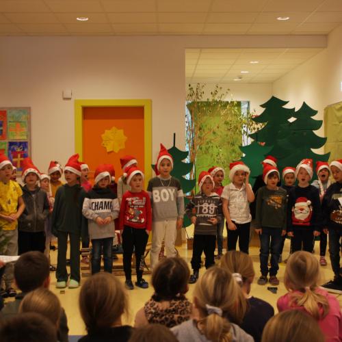 Foto der 1. Klasse beim Singen