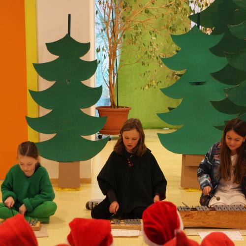 Foto der Mädchen der 4. Klasse beim Musizieren