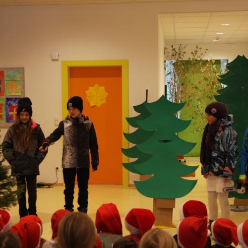Foto der Kinder der 4. Klasse beim Schauspiel