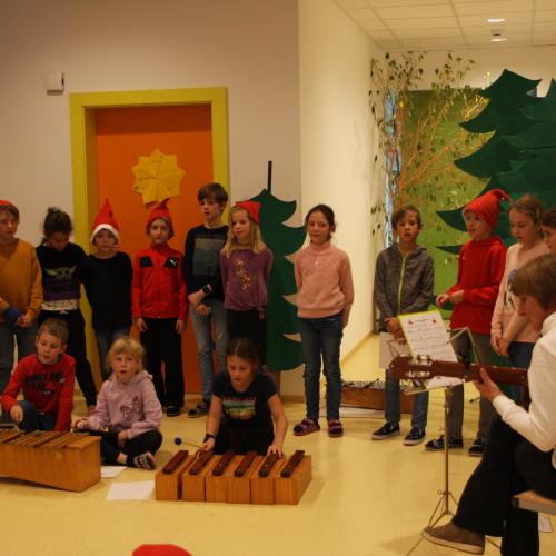 Foto der Kinder der 3. Klasse beim Singen