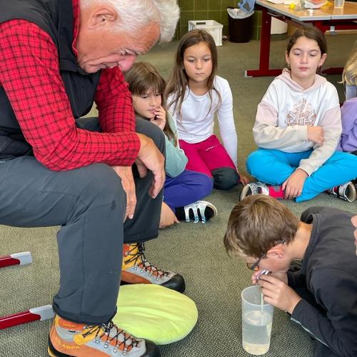 Foto der Kinder mit Wasser im Klassenzimmer