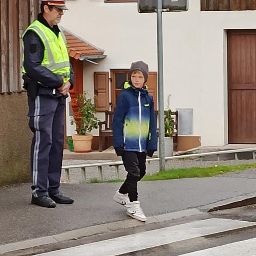 Junge überquert einen Zebrastreifen
