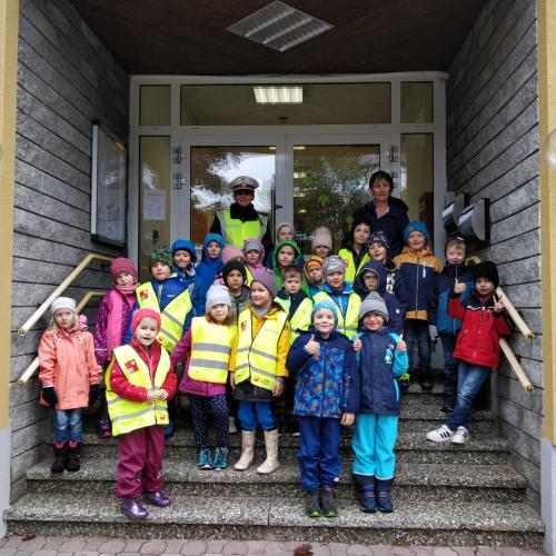 1. Klasse mit der Polizistin