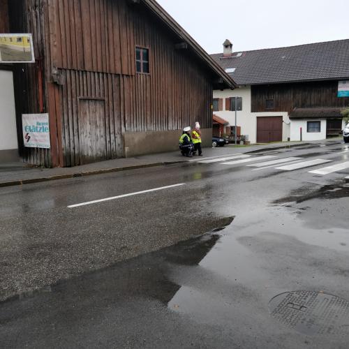 Kind der 1. Klasse überquert die Straße