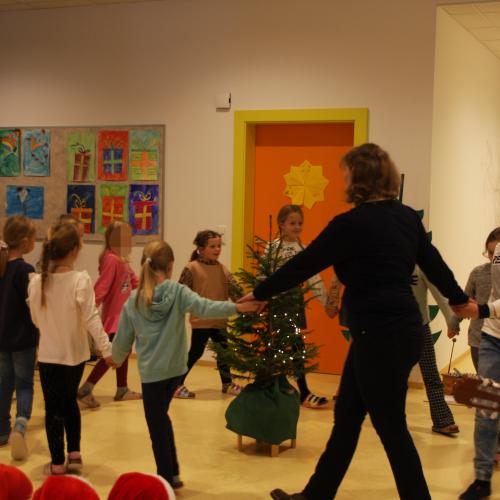2. Klasse beim Tanz
