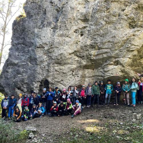 Foto der 3. und 4. Klasse vor einem Felsen