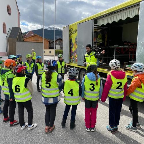 Kinder besprechen die Fahrradprüfung