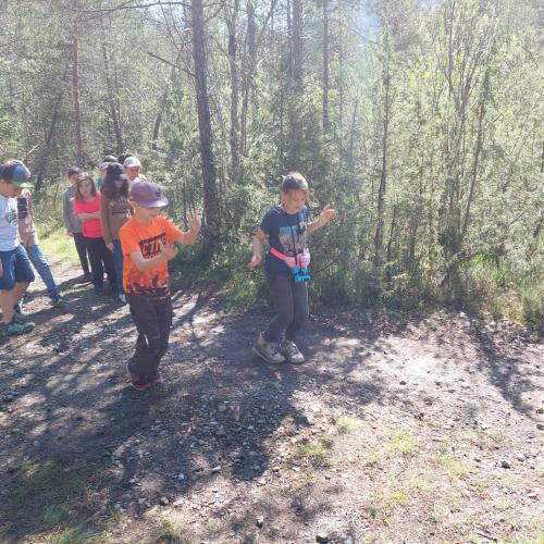Kinder hüpfen im Wald