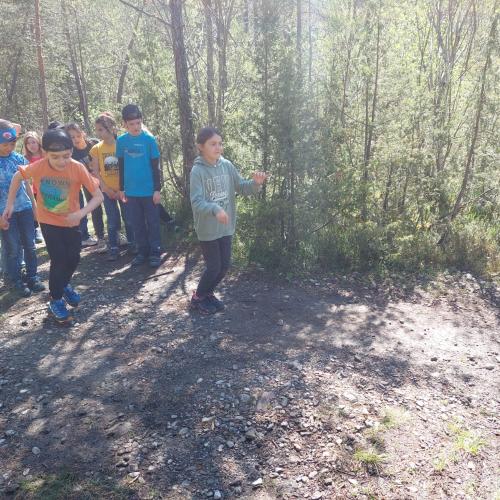 Kinder hüpfen im Wald