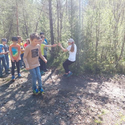 Kinder hüpfen im Wald