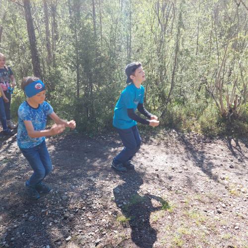 Kinder hüpfen im Wald