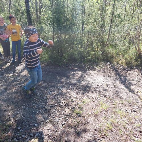 Kinder hüpfen im Wald