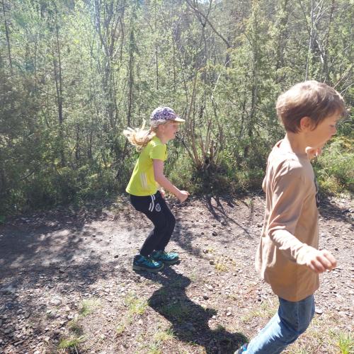 Kinder hüpfen im Wald