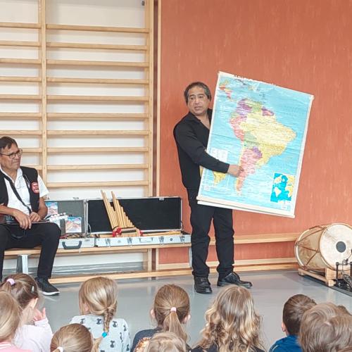die Musiker erklären interessante Fakten