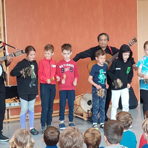 die Kinder beim Musizieren