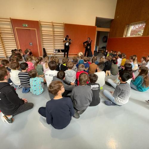 die vier Klassen und die 2 Musiker