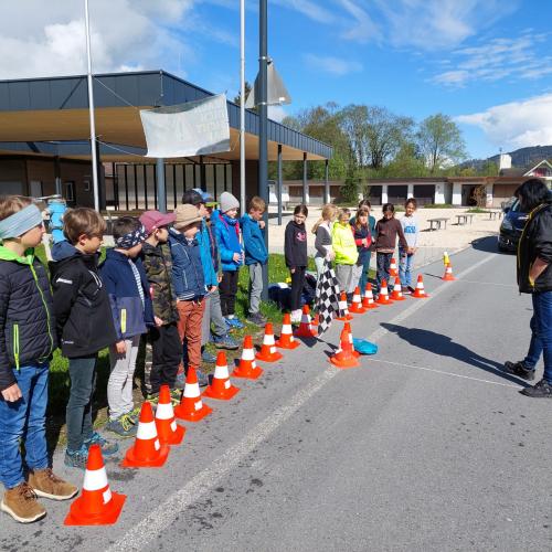 Die Kinder schätzen den Bremsweg des Autos