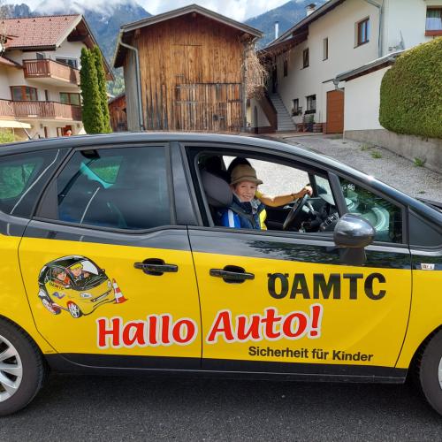 Ein Kind im Wagen des ÖAMTC