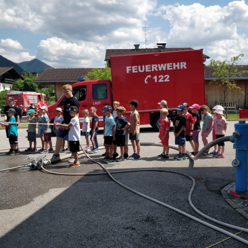 Kinder stehen vor der Feuerwehr