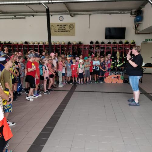Kinder lernen Neues über die Feuerwehr