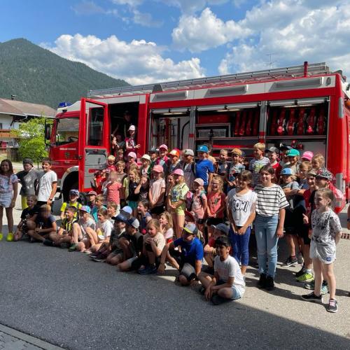 Kinder vor Feuerwehrauto