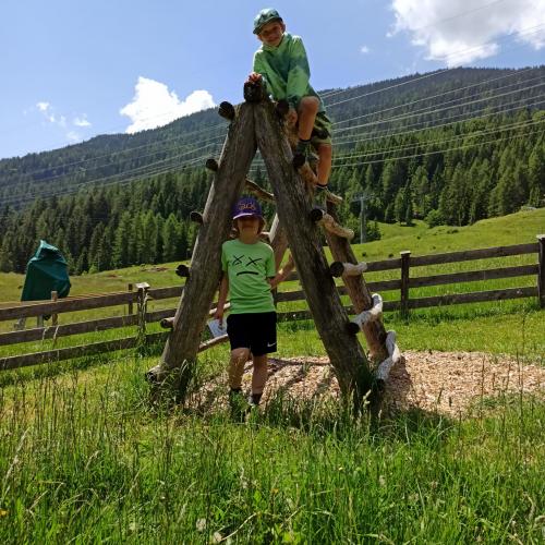 Kinder am Spielplatz