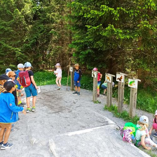 Kinder an einer Station