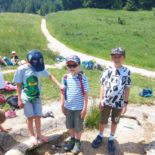 Kinder stehen vor Weg