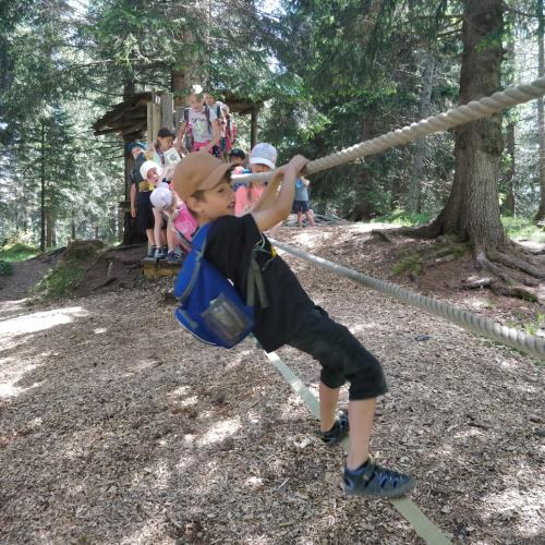 Kinder turnen im Wald