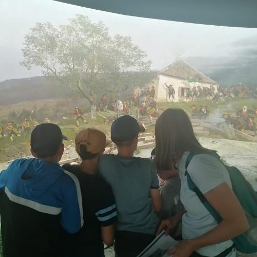 Kinder sehen das Panorama an