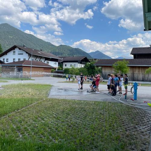 Kinder verwenden den Schlauch
