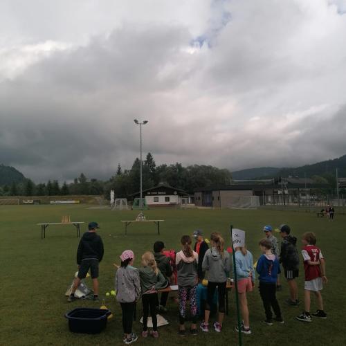 Kinder gemeinsam am Fußballplatz