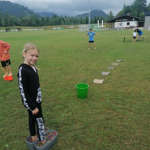 Kind bei der Fühlstation