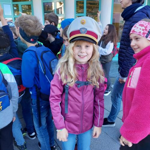 Kinder tragen Polizeimütze