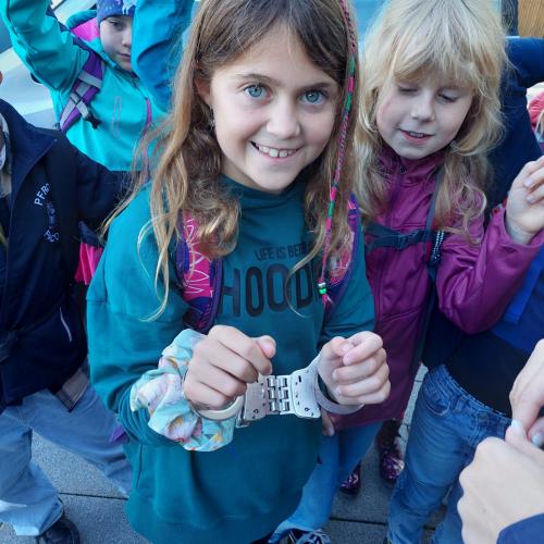 Kinder testen Polizeiutensilien