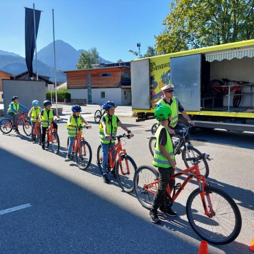 Kinder mit ihrem Fahrrad