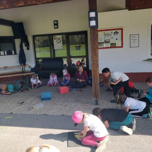 Kinder am Zeichnen