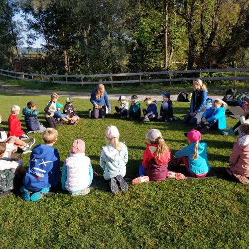Kinder im Sitzkreis