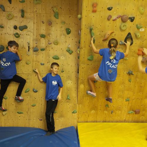Kinder an der Kletterwand 4. Klasse