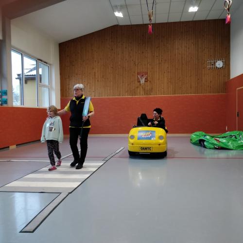 Auto im Turnsaal