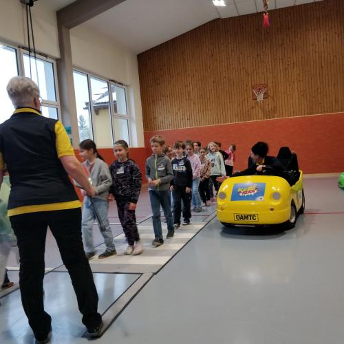 Kinder auf Zebrastreifen
