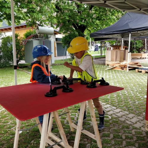 Kinder am Experimentieren