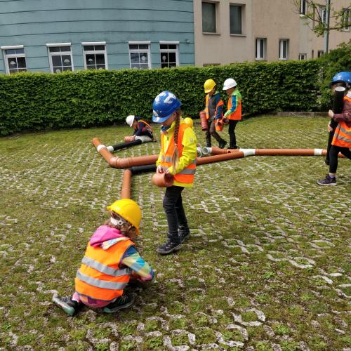 Kinder legen Rohre