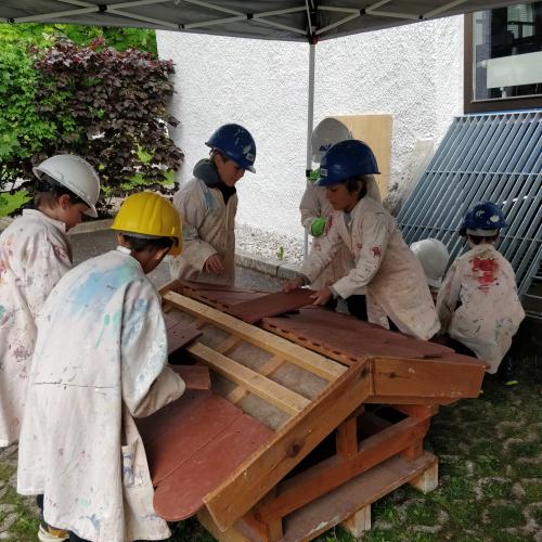 Kinder bauen Dachstuhl