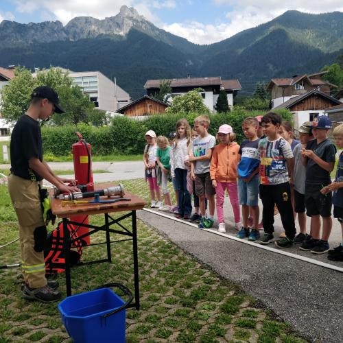 Kinder und Feuerwehr